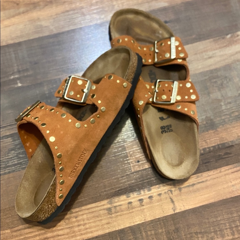 BIRKENSTOK Women’s Birkenstock Arizona rivet sandal in dark rust  SIZE 38
